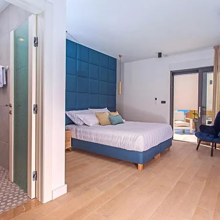 Villa Luxury Cecilia With 4 En-suite Bedrooms Located 250m From The In Podstrana, Max 8 People Podstrana