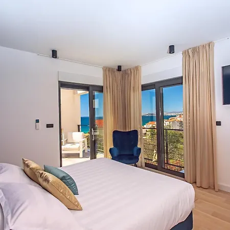 Luxury Cecilia With 4 En-suite Bedrooms Located 250m From The In Podstrana, Max 8 People * Podstrana