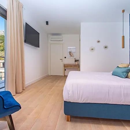Villa Luxury Cecilia With 4 En-suite Bedrooms Located 250m From The In Podstrana, Max 8 People *