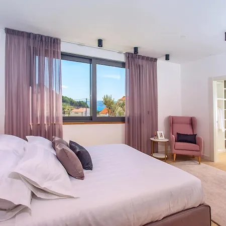 Luxury Cecilia With 4 En-suite Bedrooms Located 250m From The In Podstrana, Max 8 People Villa Podstrana