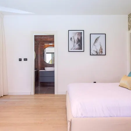 Villa Luxury Cecilia With 4 En-suite Bedrooms Located 250m From The In Podstrana, Max 8 People Podstrana