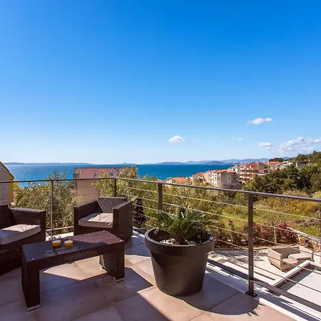 Luxury Cecilia With 4 En-suite Bedrooms Located 250m From The In Podstrana, Max 8 People Villa Podstrana