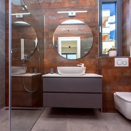 Luxury Cecilia With 4 En-suite Bedrooms Located 250m From The In Podstrana, Max 8 People Villa