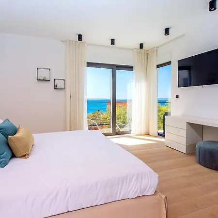 Luxury Cecilia With 4 En-suite Bedrooms Located 250m From The In Podstrana, Max 8 People