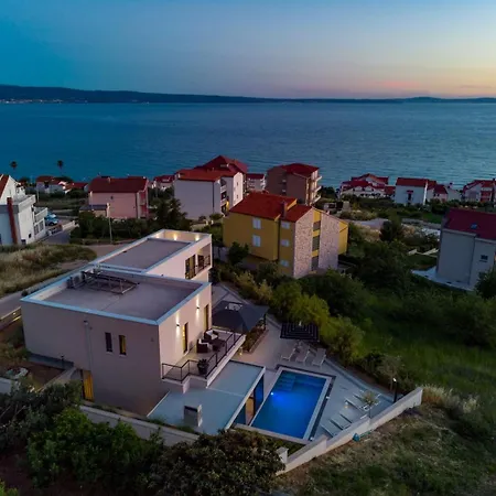 Villa Luxury Cecilia With 4 En-suite Bedrooms Located 250m From The In Podstrana, Max 8 People