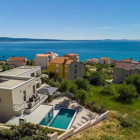 Villa Luxury Cecilia With 4 En-suite Bedrooms Located 250m From The In Podstrana, Max 8 People *