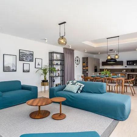Luxury Cecilia With 4 En-suite Bedrooms Located 250m From The In Podstrana, Max 8 People