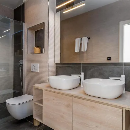 Luxury Cecilia With 4 En-suite Bedrooms Located 250m From The In Podstrana, Max 8 People *