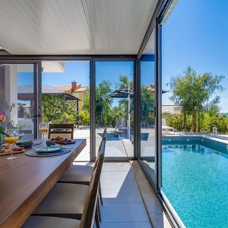 Luxury Cecilia With 4 En-suite Bedrooms Located 250m From The In Podstrana, Max 8 People