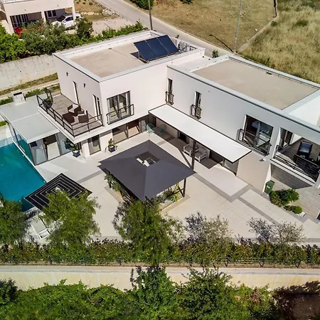 Luxury Cecilia With 4 En-suite Bedrooms Located 250m From The In Podstrana, Max 8 People Villa