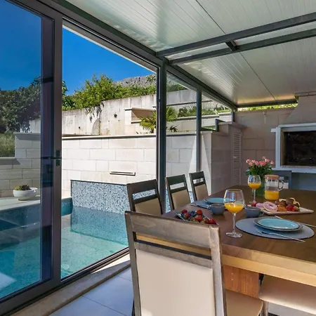 Villa Luxury Cecilia With 4 En-suite Bedrooms Located 250m From The In Podstrana, Max 8 People