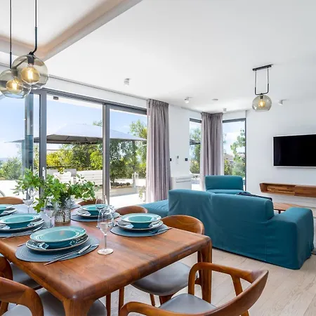 Villa Luxury Cecilia With 4 En-suite Bedrooms Located 250m From The In Podstrana, Max 8 People *