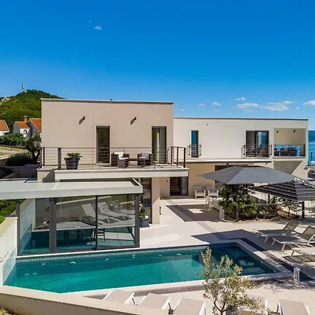 Luxury Cecilia With 4 En-suite Bedrooms Located 250m From The In Podstrana, Max 8 People *