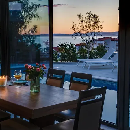 Luxury Cecilia With 4 En-suite Bedrooms Located 250m From The In Podstrana, Max 8 People Villa *