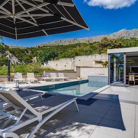 Luxury Cecilia With 4 En-suite Bedrooms Located 250m From The In Podstrana, Max 8 People Villa *