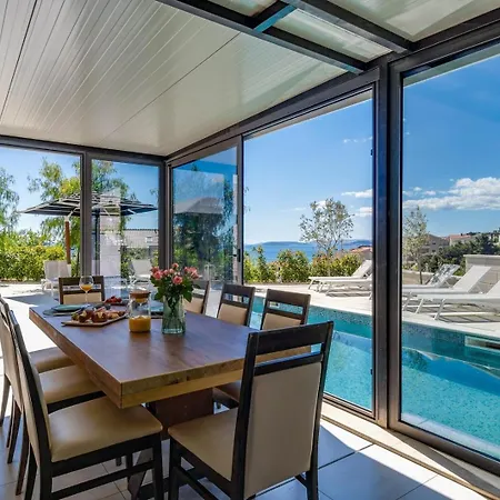 Luxury Cecilia With 4 En-suite Bedrooms Located 250m From The In Podstrana, Max 8 People