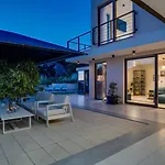 Luxury Cecilia With 4 En-suite Bedrooms Located 250m From The In Podstrana, Max 8 People Podstrana