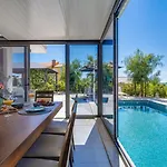 Luxury Cecilia With 4 En-suite Bedrooms Located 250m From The In Podstrana, Max 8 People