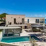 Luxury Cecilia With 4 En-suite Bedrooms Located 250m From The In Podstrana, Max 8 People *