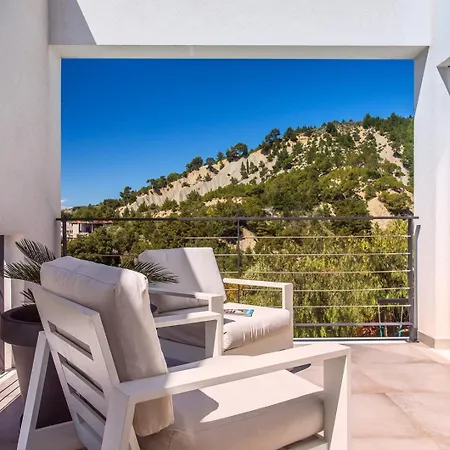 Villa Luxury Cecilia With 4 En-suite Bedrooms Located 250m From The In Podstrana, Max 8 People Podstrana