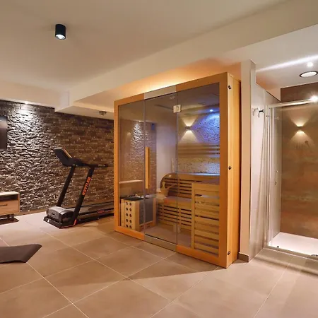 Luxury Cecilia With 4 En-suite Bedrooms Located 250m From The In Podstrana, Max 8 People * Ποντστράνα