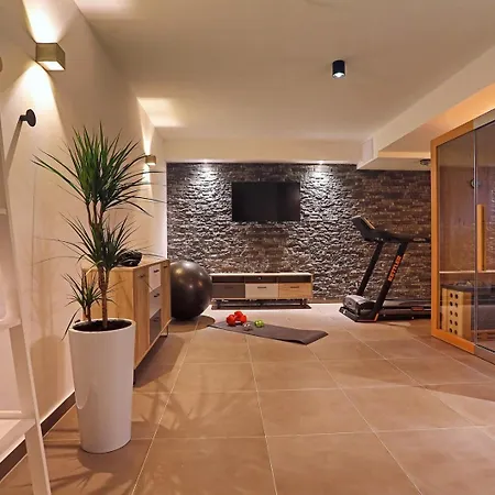 Luxury Cecilia With 4 En-suite Bedrooms Located 250m From The In Podstrana, Max 8 People Βίλα