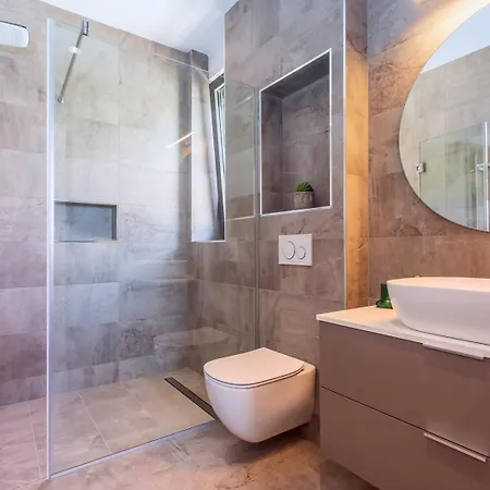 Luxury Cecilia With 4 En-suite Bedrooms Located 250m From The In Podstrana, Max 8 People