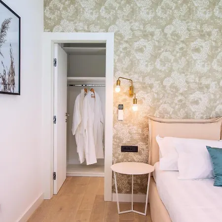 Luxury Cecilia With 4 En-suite Bedrooms Located 250m From The In Podstrana, Max 8 People Βίλα *