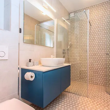 Luxury Cecilia With 4 En-suite Bedrooms Located 250m From The In Podstrana, Max 8 People Βίλα