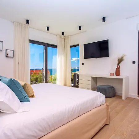 Luxury Cecilia With 4 En-suite Bedrooms Located 250m From The In Podstrana, Max 8 People Villa