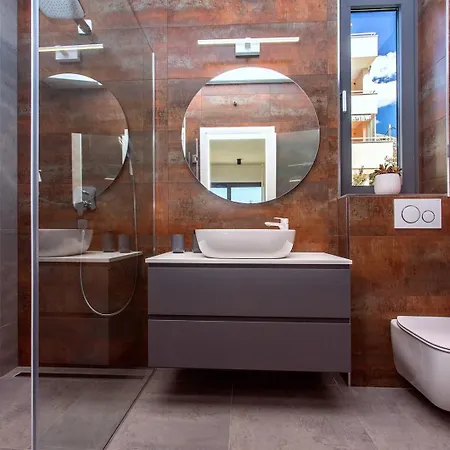 Luxury Cecilia With 4 En-suite Bedrooms Located 250m From The In Podstrana, Max 8 People Βίλα