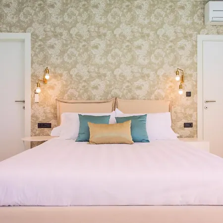 Luxury Cecilia With 4 En-suite Bedrooms Located 250m From The In Podstrana, Max 8 People Ποντστράνα