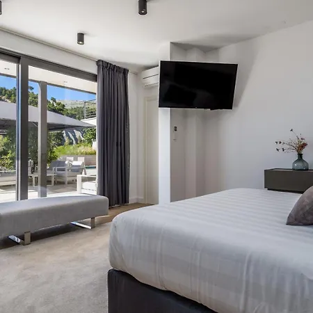 Luxury Cecilia With 4 En-suite Bedrooms Located 250m From The In Podstrana, Max 8 People * Ποντστράνα