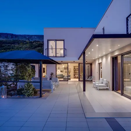 Luxury Cecilia With 4 En-suite Bedrooms Located 250m From The In Podstrana, Max 8 People Ποντστράνα