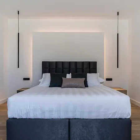 Luxury Cecilia With 4 En-suite Bedrooms Located 250m From The In Podstrana, Max 8 People Βίλα