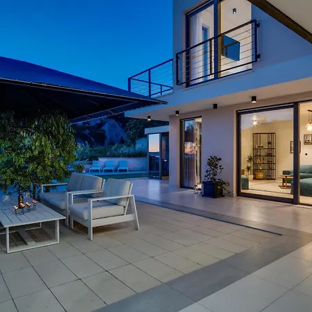 Luxury Cecilia With 4 En-suite Bedrooms Located 250m From The In Podstrana, Max 8 People Ποντστράνα