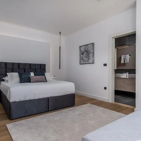 Luxury Cecilia With 4 En-suite Bedrooms Located 250m From The In Podstrana, Max 8 People Ποντστράνα