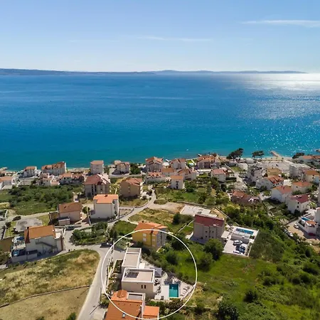 Luxury Cecilia With 4 En-suite Bedrooms Located 250m From The In Podstrana, Max 8 People * Ποντστράνα