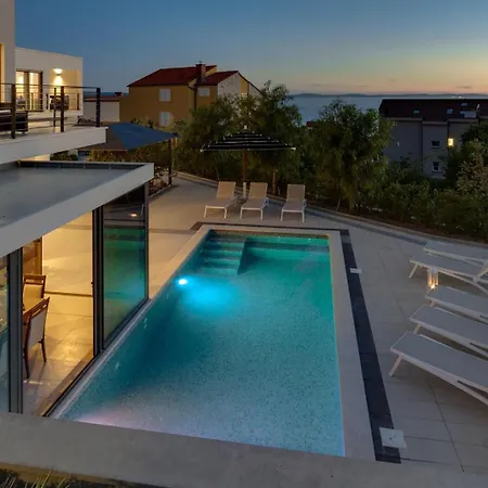 Luxury Cecilia With 4 En-suite Bedrooms Located 250m From The In Podstrana, Max 8 People * Ποντστράνα