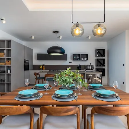 Luxury Cecilia With 4 En-suite Bedrooms Located 250m From The In Podstrana, Max 8 People Βίλα