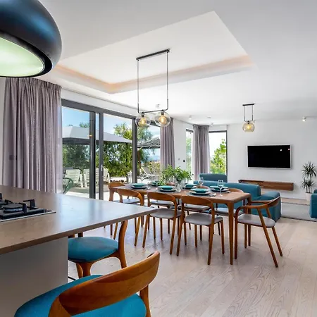 Luxury Cecilia With 4 En-suite Bedrooms Located 250m From The In Podstrana, Max 8 People Ποντστράνα