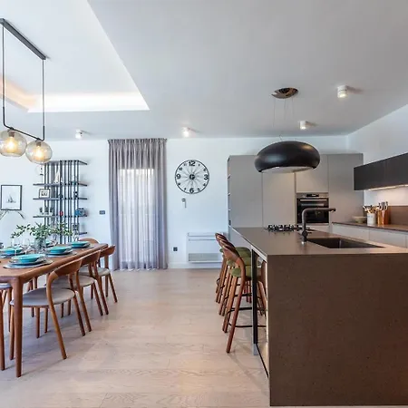 Luxury Cecilia With 4 En-suite Bedrooms Located 250m From The In Podstrana, Max 8 People * Ποντστράνα