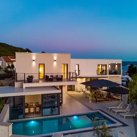 Luxury Cecilia With 4 En-suite Bedrooms Located 250m From The In Podstrana, Max 8 People Βίλα *