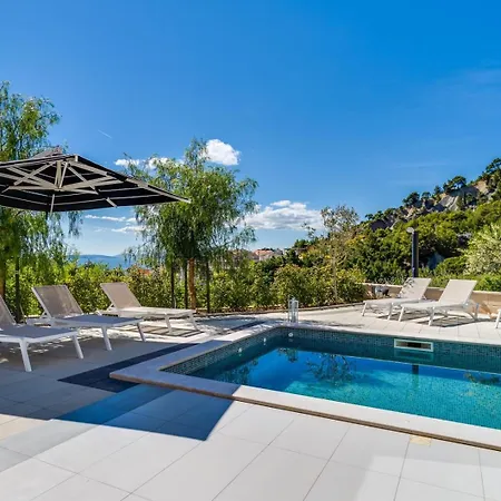 Luxury Cecilia With 4 En-suite Bedrooms Located 250m From The In Podstrana, Max 8 People * Ποντστράνα
