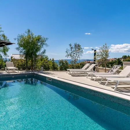 Βίλα Luxury Cecilia With 4 En-suite Bedrooms Located 250m From The In Podstrana, Max 8 People