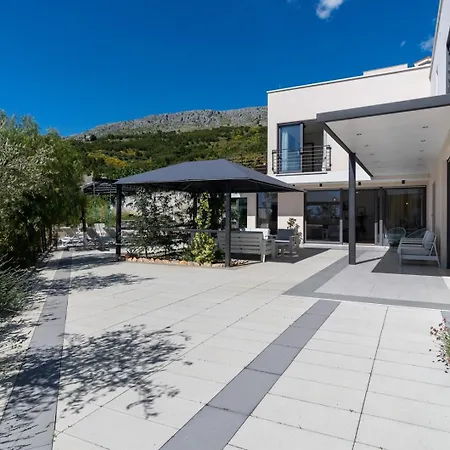 Luxury Cecilia With 4 En-suite Bedrooms Located 250m From The In Podstrana, Max 8 People Ποντστράνα