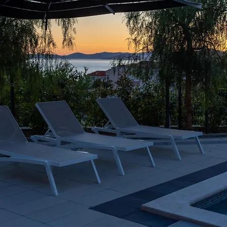 Luxury Cecilia With 4 En-suite Bedrooms Located 250m From The In Podstrana, Max 8 People Βίλα
